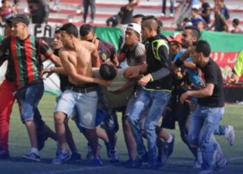 الشغب يؤجل مباراة شباب أطلس خنيفرة والكوكب المراكشي