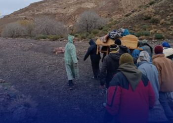 جبال أيت تمليل: سيدة حامل تُنقل على نعش الأموات في مشهد مأساوي