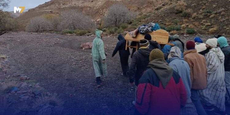 جبال أيت تمليل: سيدة حامل تُنقل على نعش الأموات في مشهد مأساوي