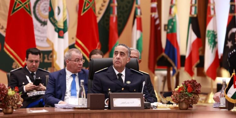 توشيح عبد اللطيف حموشي بوسام الأمير نايف للأمن العربي من الدرجة الأولى.