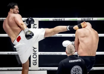 جمال بن صديق يعود بقوة وينتصر بالضربة القاضية في “غلوري 98”