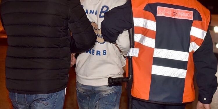 توقيف سائق سيارة أجرة وشريك له بأكادير بتهمة ترويج المخدرات وحجز 491 قرصاً مخدراً