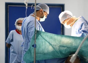 إنجازغير مسبوق: فريق طبي مغربي ينجح في إجراء أول عملية جراحية لعلاج قصور الصمام الثلاثي بالقلب