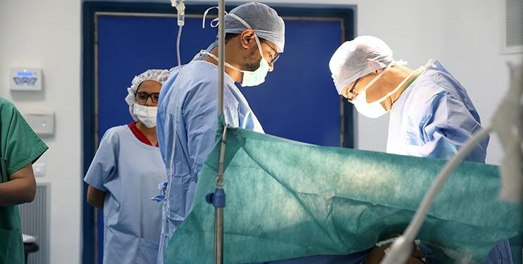 إنجازغير مسبوق: فريق طبي مغربي ينجح في إجراء أول عملية جراحية لعلاج قصور الصمام الثلاثي بالقلب