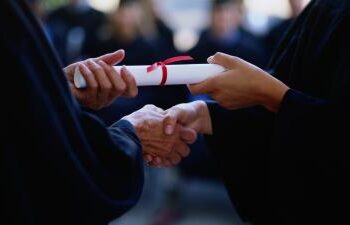 بيع الشهادات العليا: جريمة في حق التعليم وتهديد لأسس المجتمعات