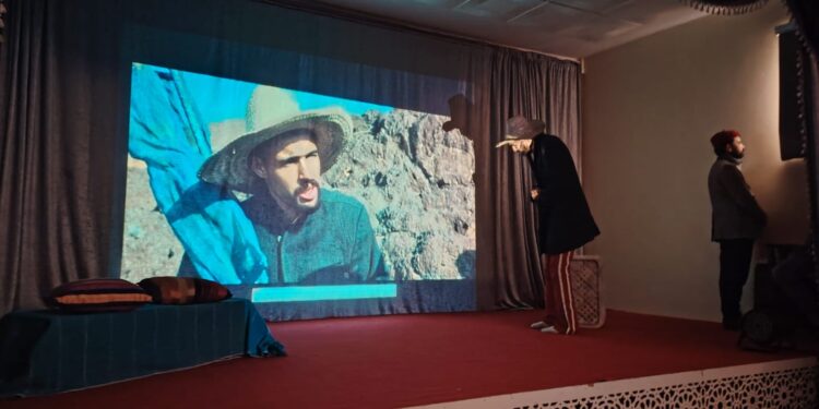 بالصور مسرحية “الفاكتور” تدخل البهجة إلى نزلاء السجن المحلي ببويزكارن.