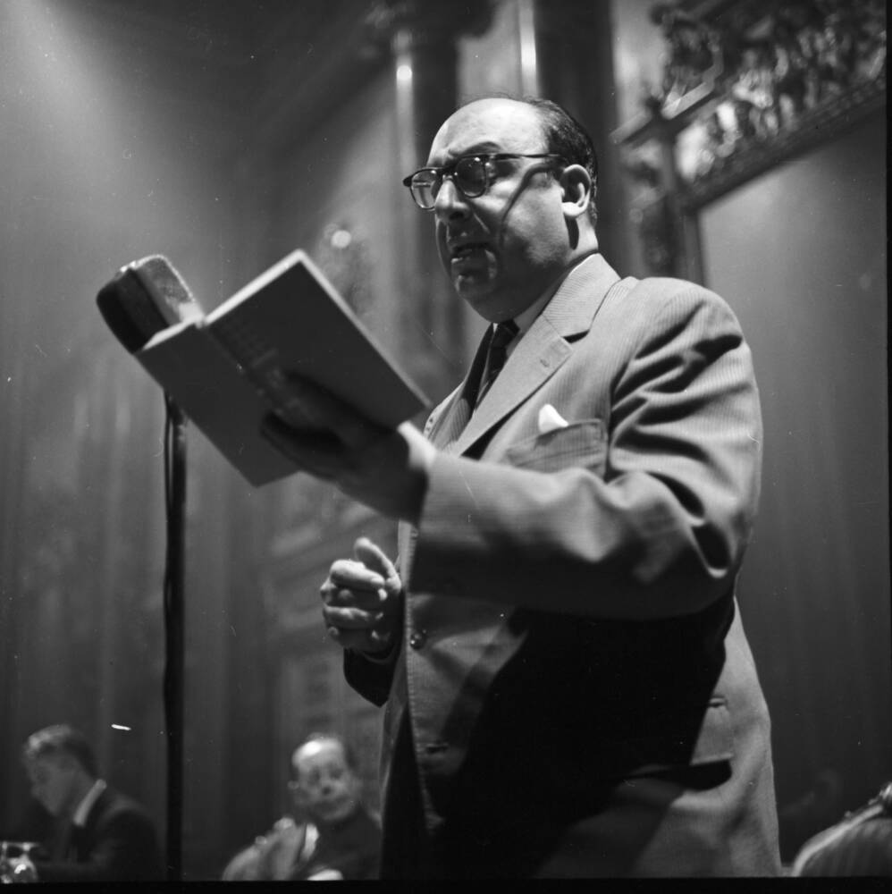 الشاعر الشيلي الكبير بابلو نيرودا بالسجن المحلي ببيزكارن