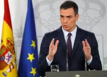خطة تسوية المهاجرين بإسبانيا تُشعل مواجهة سياسية بين حكومة سانشيز واليمين