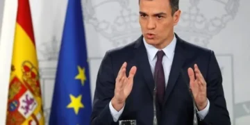 خطة تسوية المهاجرين بإسبانيا تُشعل مواجهة سياسية بين حكومة سانشيز واليمين