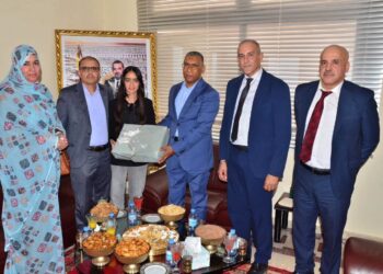 عامل إقليم سيدي إفني يكرم أسماء المزدوغي بعد تصدرها نتائج الباكالوريا بجهة كلميم واد نون