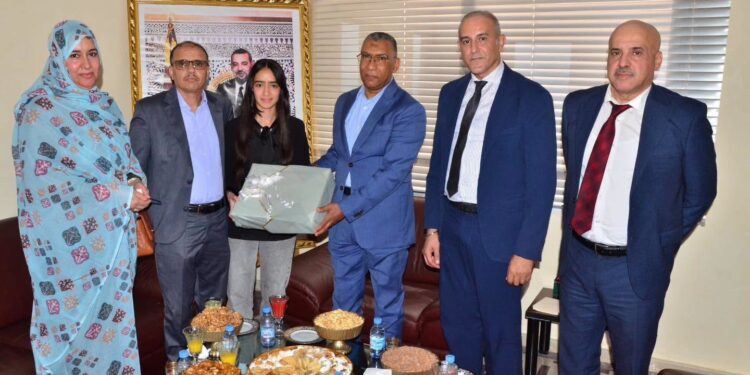عامل إقليم سيدي إفني يكرم أسماء المزدوغي بعد تصدرها نتائج الباكالوريا بجهة كلميم واد نون