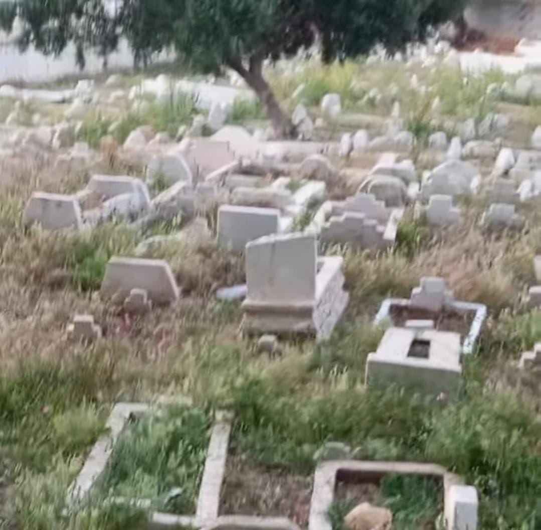 مقبرة “ميرغت” بجماعة سيدي حساين أو علي تعيش تحت رحمة الأزبال والأعشاب