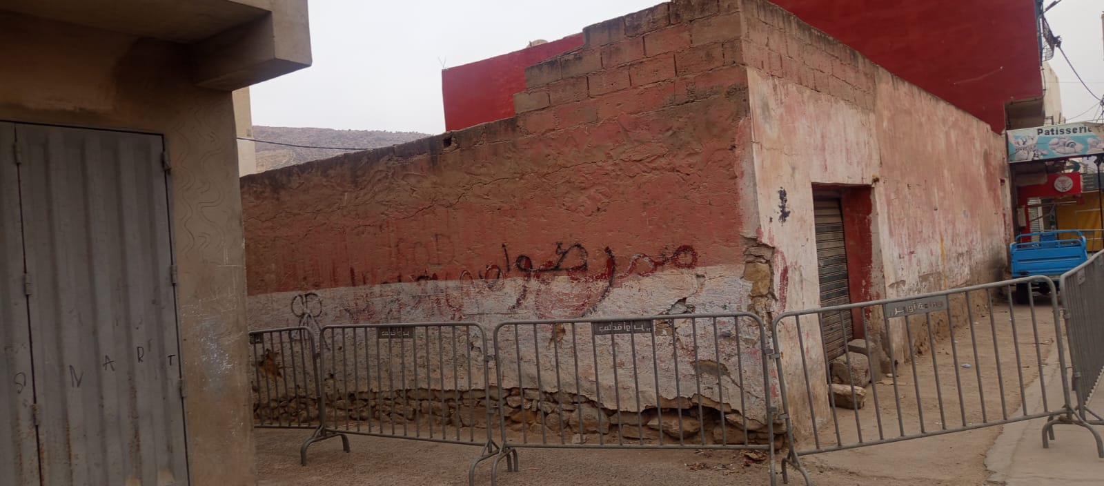 أورير | منزل آيل للسقوط يشكل خطراً والسلطات المحلية تطوق المكان .