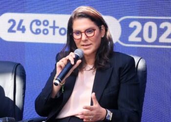 المنصوري ترد على جدل «الصلاة إلى جانب الملك» وتوضح موقفها من رئاسة الحكومة
