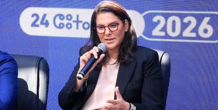 المنصوري ترد على جدل «الصلاة إلى جانب الملك» وتوضح موقفها من رئاسة الحكومة
