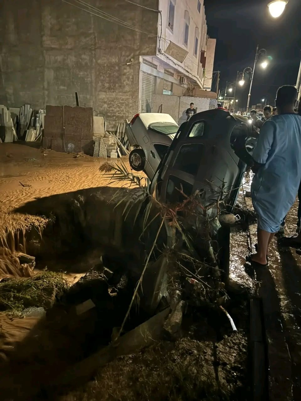 الحسيمة.. التساقطات المطرية القوية تتسبب في خسائر مادية لعدد من السيارات ببني بوعياش